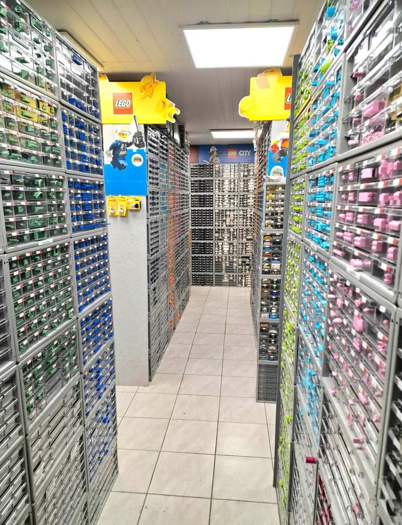 Allées du magasin Caverne de la Brick